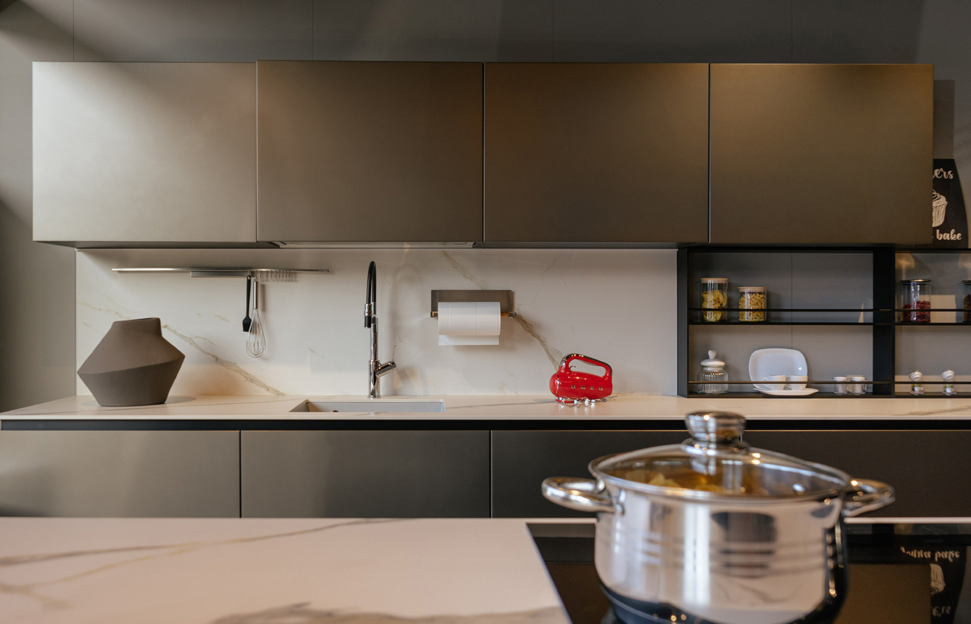 Servizio fotografico d'interni per negozio di arredamento a Latina, esposizione cucine